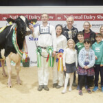 Irish Examiner Supreme Champion – Jason, Laura, Robert and Sylvia Helen with Supreme Champion Cow EEDY DOORMAN FAME, owned and bred by Robert, Sylvia, Jason and Laura Helen, being presented with the Pat Sweeney Champion Exhibitor Bred Perpetual Cup by the Sweeney Family