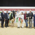 Irish Examiner Supreme Champion – Tom McCarthy, AXA Farm Insurance, Headline Sponsor, Ursula Forrest, Cork Holstein Friesian Breeders Club President, Judge Ashley Fleming, Richard Hamilton IHFA President, Jason, Laura, Sylvia and Robert Helen with the 2023 Supreme Champion Cow EEDY DOORMAN FAME, Rachel Martin, Irish Examiner, Sponsor, Denis Kiely, Show Director